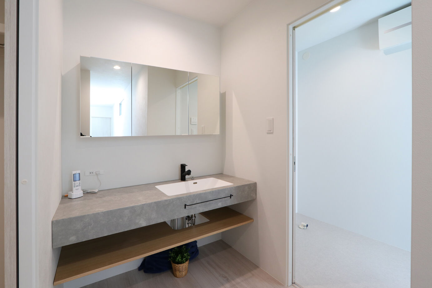 グランレブリー 【城陽市/1000万円台/吹き抜け/図面あり】タイルデッキがくれた、カーテンのいらない大らかな暮らしの建築実例画像5