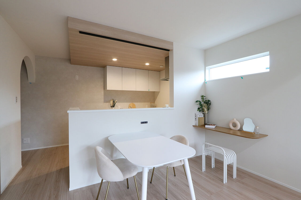 グランレブリー 【京都府京都市/1000万円台/間取り図有】高天井で開放的な2階LDK。白基調にアーチが彩るカフェ風の可愛い家の建築実例画像3