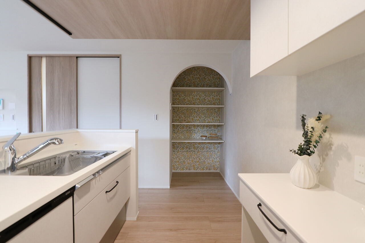 グランレブリー 【京都府京都市/1000万円台/間取り図有】高天井で開放的な2階LDK。白基調にアーチが彩るカフェ風の可愛い家の建築実例画像5