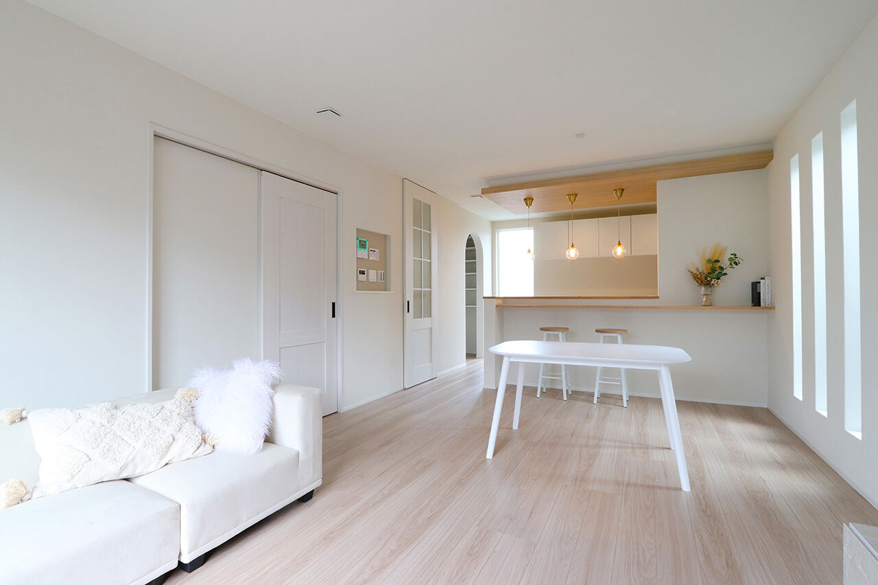 グランレブリー 【茨木市/1000万円台/ナチュラルモダン/間取り図有】光と木の温もりに包まれてくつろぐ2階リビングの家の建築実例画像2