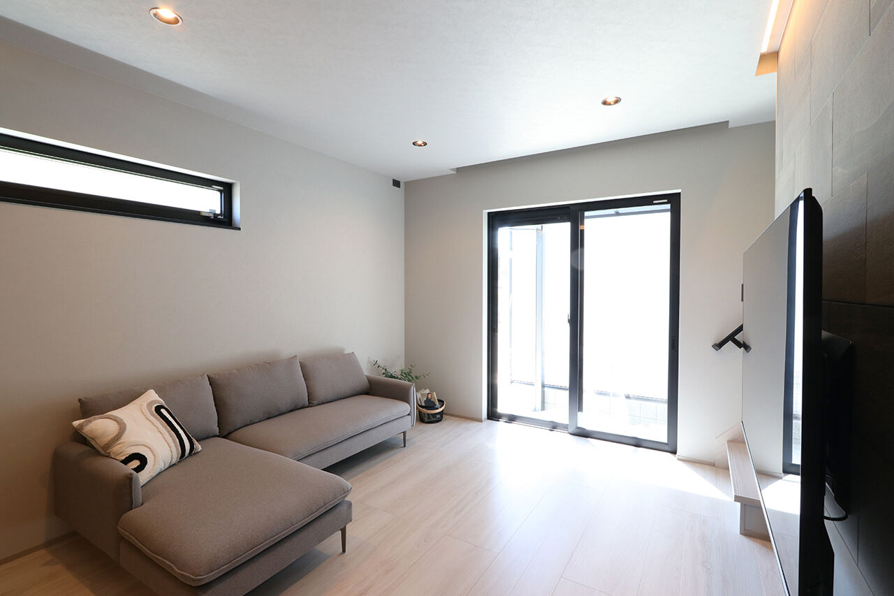 グランレブリー 【滋賀県/1000万円台後半/モノトーン/間取り図有】グレーの陰影が生み出す、上質なくつろぎの空間の建築実例画像2