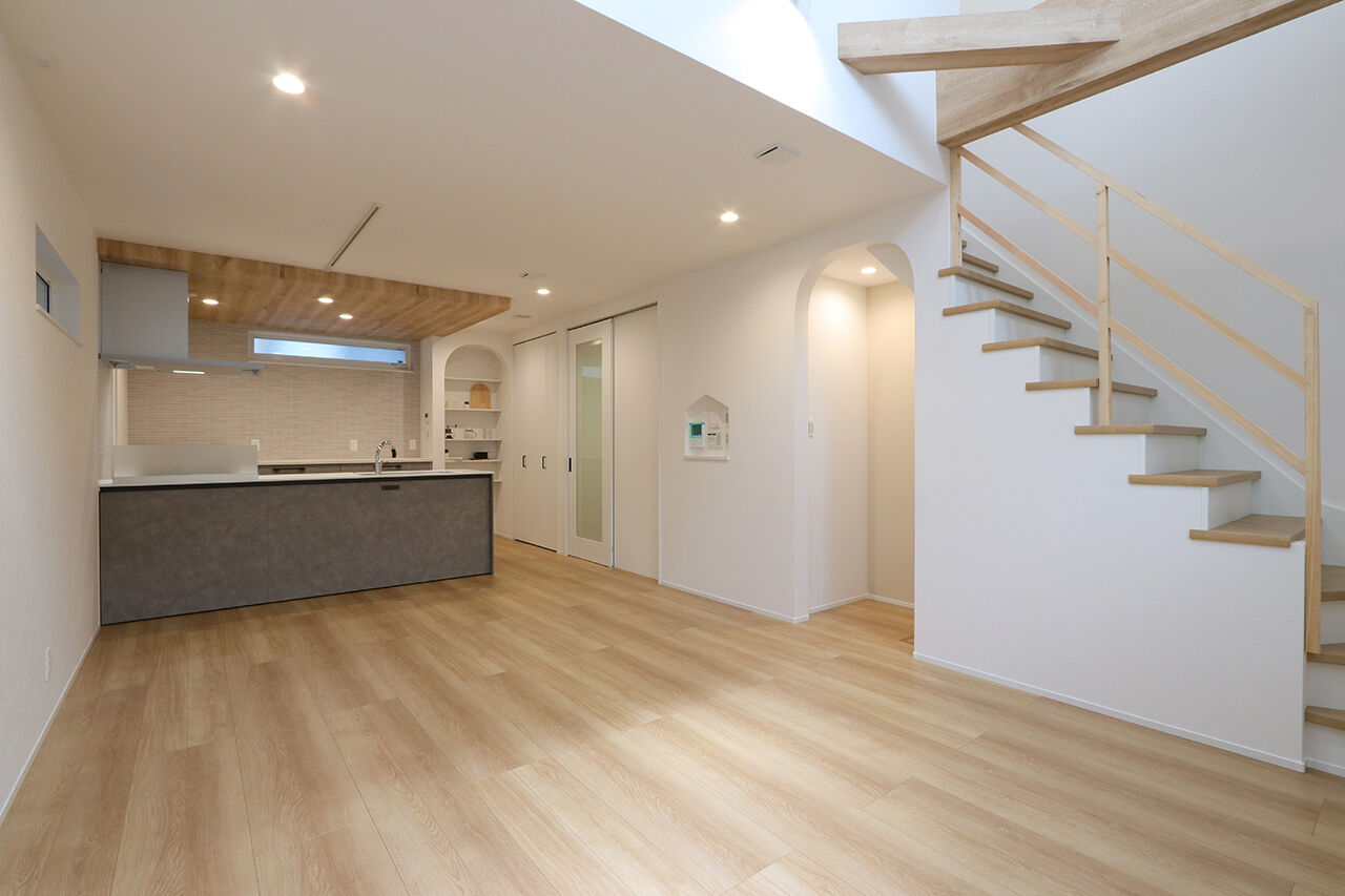 グランレブリー 【滋賀県/1000万円台後半/吹き抜け/間取り図有】吹き抜けの開放感と木目の温もりが広がる、心地よい住まいの建築実例画像2