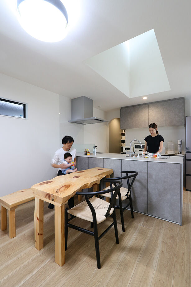 グランレブリー 【1000万円台後半/間取り図有】グレーと木目が美しく調和する、アーチが彩るこだわりの住まいの建築実例画像4