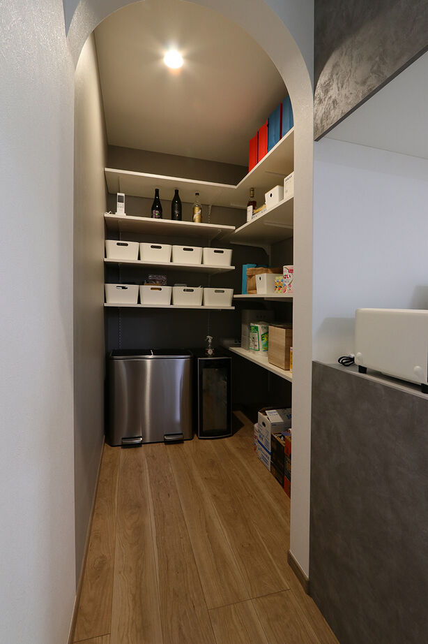 グランレブリー 【1000万円台後半/間取り図有】グレーと木目が美しく調和する、アーチが彩るこだわりの住まいの建築実例画像5