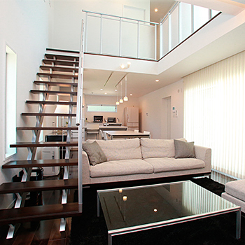 トヨタT&S建設 【浜松／間取り】頑丈な「構造」でも吹抜けと採光で開放感を。白いタイルの外観が美しいシンプルモダンな家の建築実例画像2