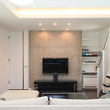 トヨタT&S建設 【浜松／間取り】頑丈な「構造」でも吹抜けと採光で開放感を。白いタイルの外観が美しいシンプルモダンな家の建築実例画像3