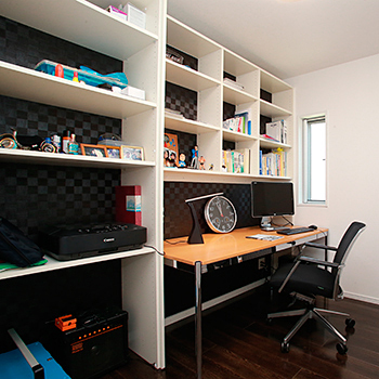 トヨタT&S建設 【浜松／間取り】頑丈な「構造」でも吹抜けと採光で開放感を。白いタイルの外観が美しいシンプルモダンな家の建築実例画像4