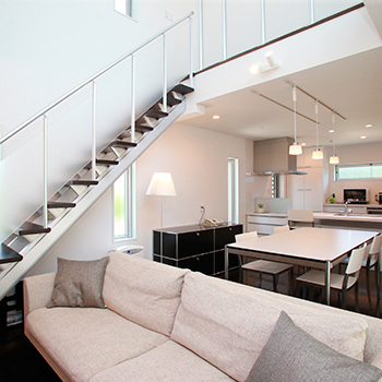 トヨタT&S建設 【浜松／間取り】頑丈な「構造」でも吹抜けと採光で開放感を。白いタイルの外観が美しいシンプルモダンな家の建築実例画像5