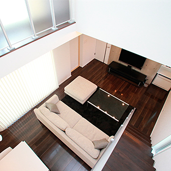 トヨタT&S建設 【浜松／間取り】頑丈な「構造」でも吹抜けと採光で開放感を。白いタイルの外観が美しいシンプルモダンな家の建築実例画像6