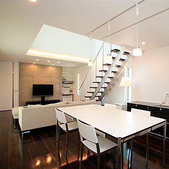 トヨタT&S建設 【浜松／間取り】頑丈な「構造」でも吹抜けと採光で開放感を。白いタイルの外観が美しいシンプルモダンな家の建築実例画像7