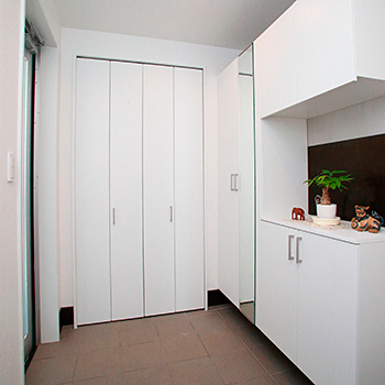 トヨタT&S建設 【浜松／間取り】頑丈な「構造」でも吹抜けと採光で開放感を。白いタイルの外観が美しいシンプルモダンな家の建築実例画像8