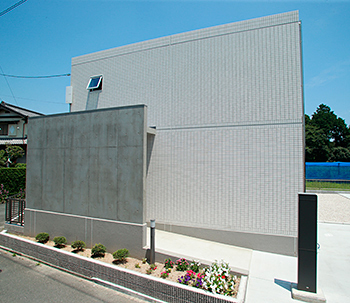 トヨタT&S建設 【浜松／間取り】頑丈な「構造」でも吹抜けと採光で開放感を。白いタイルの外観が美しいシンプルモダンな家の建築実例画像9