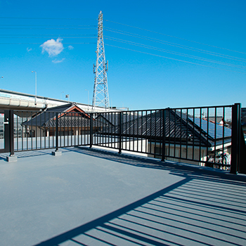 トヨタT&S建設 【愛知県/間取り】屋上で家族と暮らしを楽しむ。陽光も抜群な「モダン&インダストリー」のコンクリート住宅の建築実例画像3