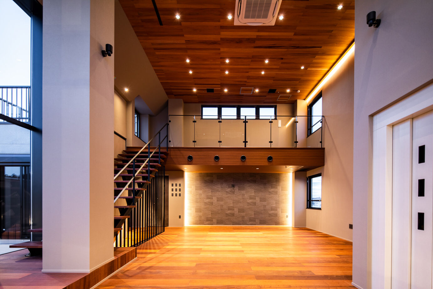 トヨタT&S建設 コンクリート造＋鉄骨造のハイブリット構造で実現した、開放的で都会的なデザイン邸宅の建築実例画像3