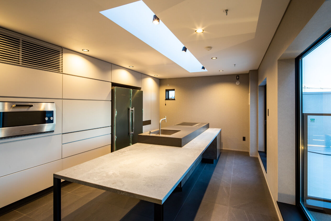 トヨタT&S建設 コンクリート造＋鉄骨造のハイブリット構造で実現した、開放的で都会的なデザイン邸宅の建築実例画像6