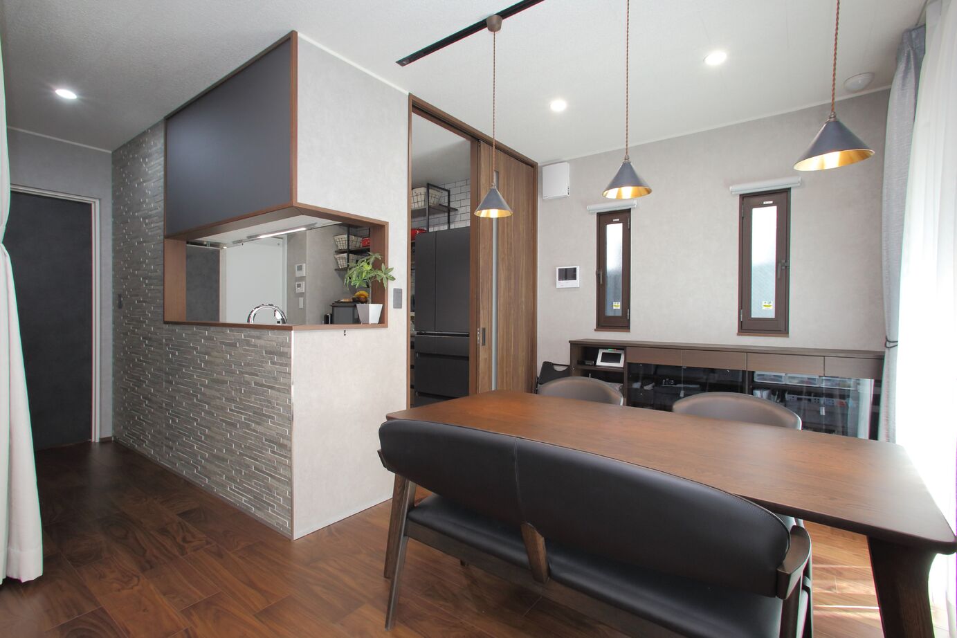 トヨタT&S建設 【名古屋市/コンクリート住宅/ZEH/長期優良住宅】外壁全面タイル打込みのインダストリアルな家の建築実例画像2