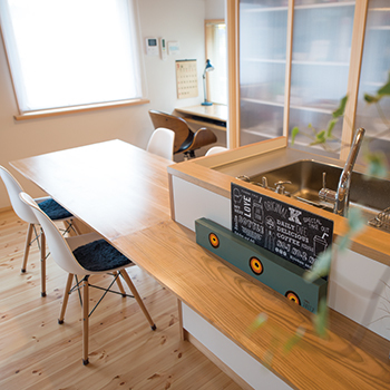 大和工務店 【2000万円台｜間取り図有】長い軒が西日を遮る快適さ。木の香りが心地いい片流れ屋根のシンプルな家の建築実例画像3