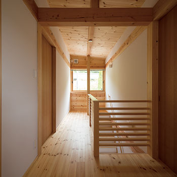 大和工務店 【2000万円台｜間取り図有】長い軒が西日を遮る快適さ。木の香りが心地いい片流れ屋根のシンプルな家の建築実例画像8