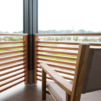 大和工務店 【2000万円台｜間取り図有】長い軒が西日を遮る快適さ。木の香りが心地いい片流れ屋根のシンプルな家の建築実例画像9