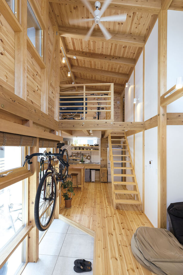 大和工務店 【1000万円台×18坪×土間｜間取り図有】無垢材が包む大空間で料理やDIYを満喫。秘密基地のように暮らす家の建築実例画像2