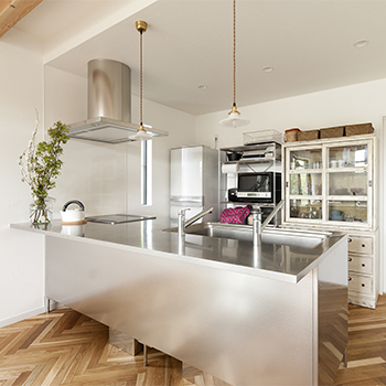 KITOKITO HOME&LIFE 【2000万円台|平屋|ナチュラル|35坪|土間収納】スイス漆喰やヘリンボーンの木の床…大好きに囲まれ過ごす家の建築実例画像4