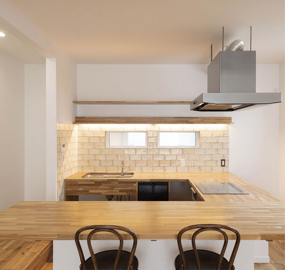 KITOKITO HOME&LIFE 【高石市|1000万円台|間取り図|自然素材|40坪|ウッドデッキ】コの字型キッチンに家族が集うドイツ漆喰の家の建築実例画像2