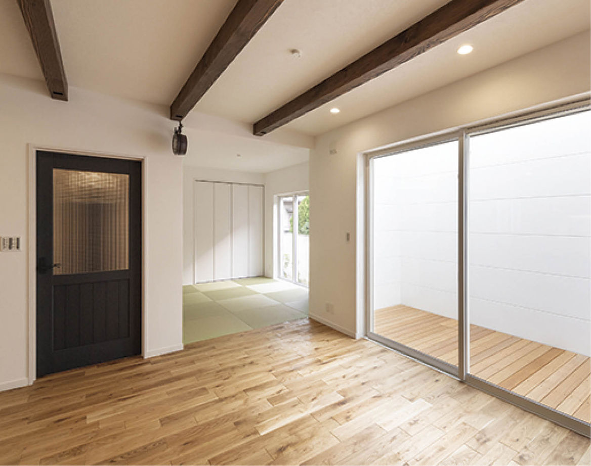 KITOKITO HOME&LIFE 【高石市|1000万円台|間取り図|自然素材|40坪|ウッドデッキ】コの字型キッチンに家族が集うドイツ漆喰の家の建築実例画像4