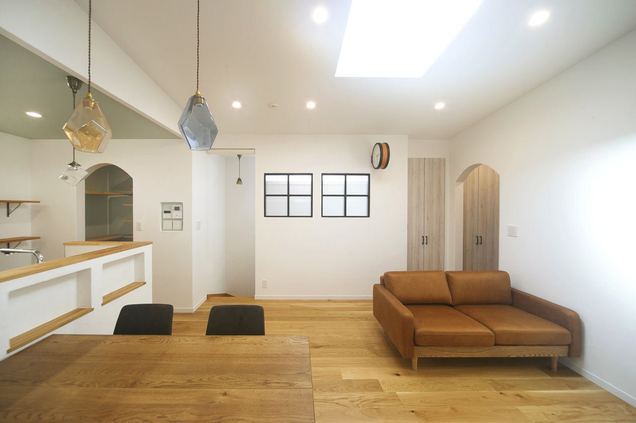 KITOKITO HOME&LIFE 【堺市｜2000万円台｜20坪台｜狭小地】空が見える天窓があるリビング。住宅密集地で叶えた開放感のある家の建築実例画像2