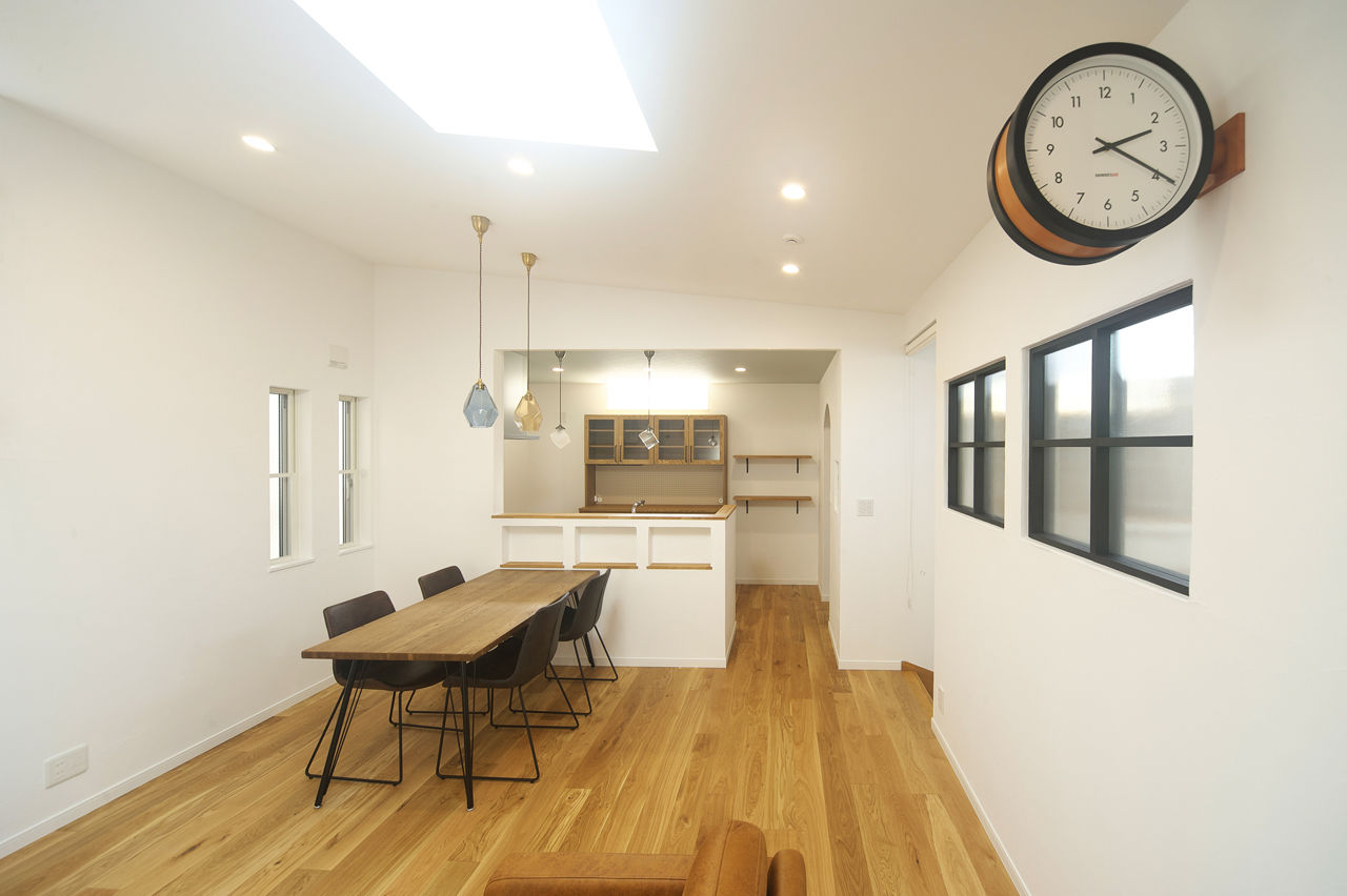 KITOKITO HOME&LIFE 【堺市｜2000万円台｜20坪台｜狭小地】空が見える天窓があるリビング。住宅密集地で叶えた開放感のある家の建築実例画像3