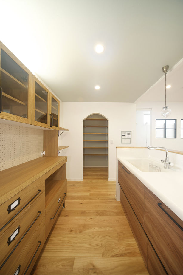 KITOKITO HOME&LIFE 【堺市｜2000万円台｜20坪台｜狭小地】空が見える天窓があるリビング。住宅密集地で叶えた開放感のある家の建築実例画像4