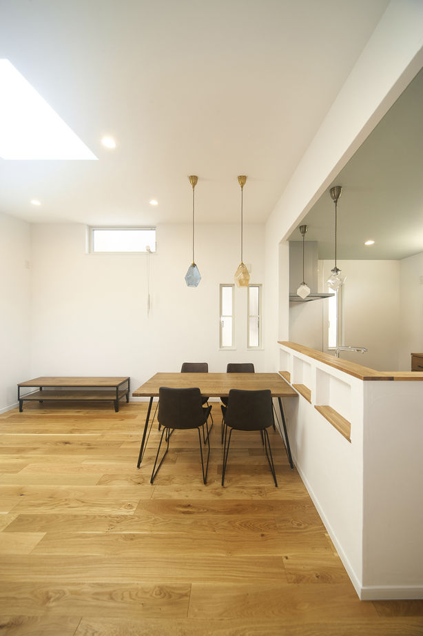 KITOKITO HOME&LIFE 【堺市｜2000万円台｜20坪台｜狭小地】空が見える天窓があるリビング。住宅密集地で叶えた開放感のある家の建築実例画像5