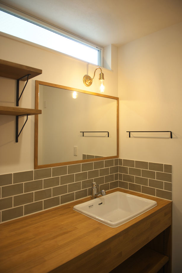 KITOKITO HOME&LIFE 【堺市｜2000万円台｜20坪台｜狭小地】空が見える天窓があるリビング。住宅密集地で叶えた開放感のある家の建築実例画像6