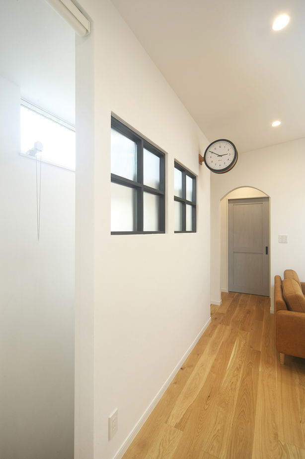 KITOKITO HOME&LIFE 【堺市｜2000万円台｜20坪台｜狭小地】空が見える天窓があるリビング。住宅密集地で叶えた開放感のある家の建築実例画像10