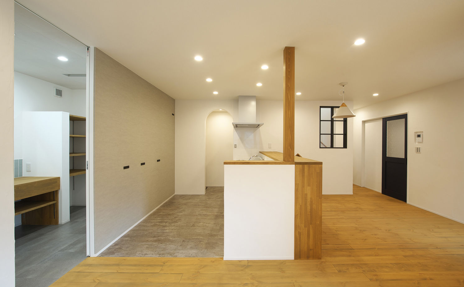KITOKITO HOME&LIFE 【奈良市｜2000万円台｜30坪台】塗り壁ですっきりとシンプルに仕上げたグレーの外観。家のなかは自然素材での建築実例画像3