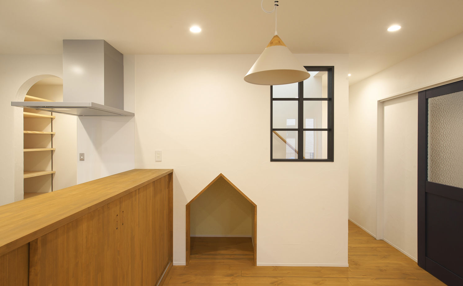 KITOKITO HOME&LIFE 【奈良市｜2000万円台｜30坪台】塗り壁ですっきりとシンプルに仕上げたグレーの外観。家のなかは自然素材での建築実例画像4