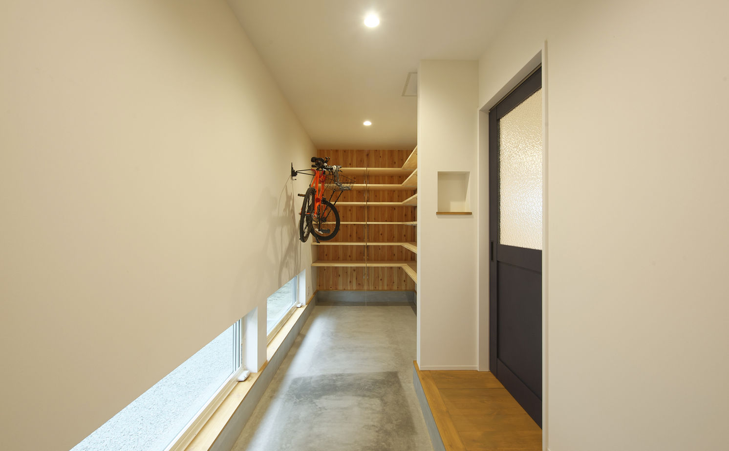 KITOKITO HOME&LIFE 【奈良市｜2000万円台｜30坪台】塗り壁ですっきりとシンプルに仕上げたグレーの外観。家のなかは自然素材での建築実例画像6