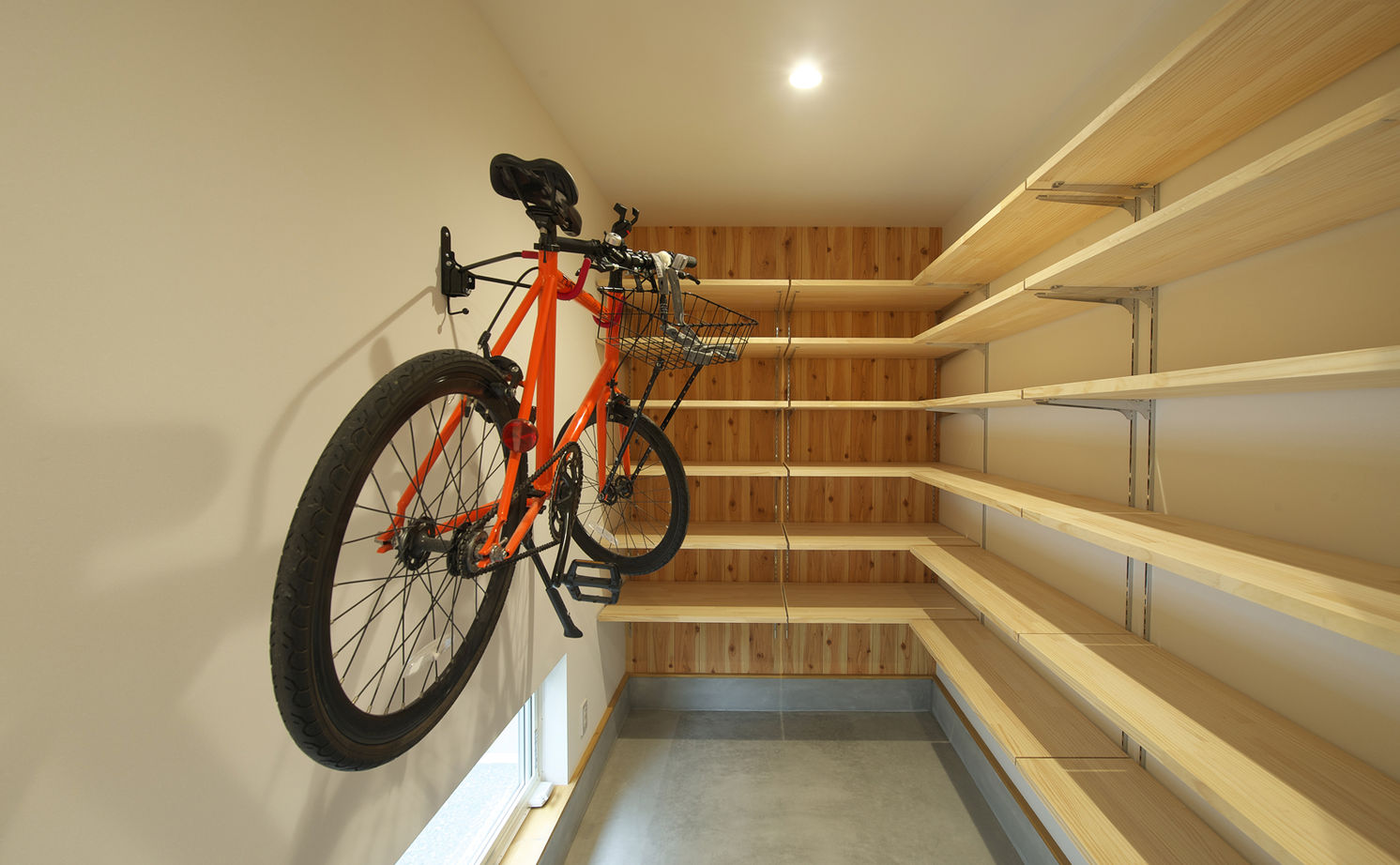 KITOKITO HOME&LIFE 【奈良市｜2000万円台｜30坪台】塗り壁ですっきりとシンプルに仕上げたグレーの外観。家のなかは自然素材での建築実例画像7