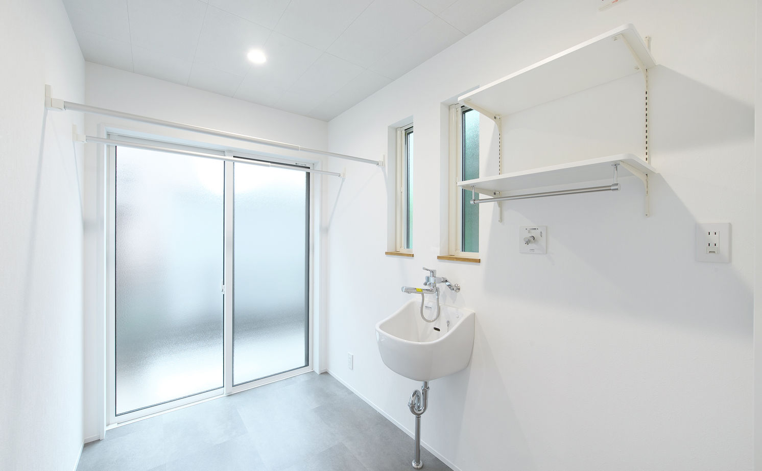 KITOKITO HOME&LIFE 【奈良市｜2000万円台｜30坪台】塗り壁ですっきりとシンプルに仕上げたグレーの外観。家のなかは自然素材での建築実例画像9