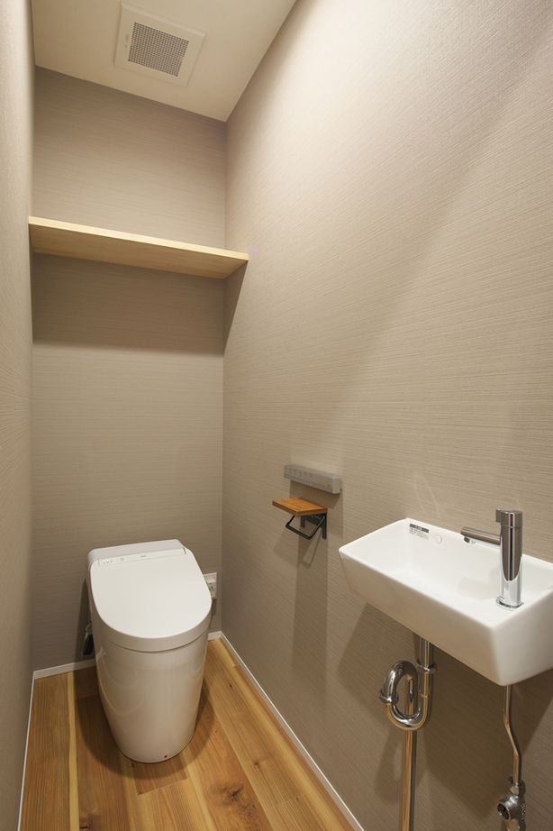 KITOKITO HOME&LIFE 【奈良市｜2000万円台｜30坪台】塗り壁ですっきりとシンプルに仕上げたグレーの外観。家のなかは自然素材での建築実例画像12
