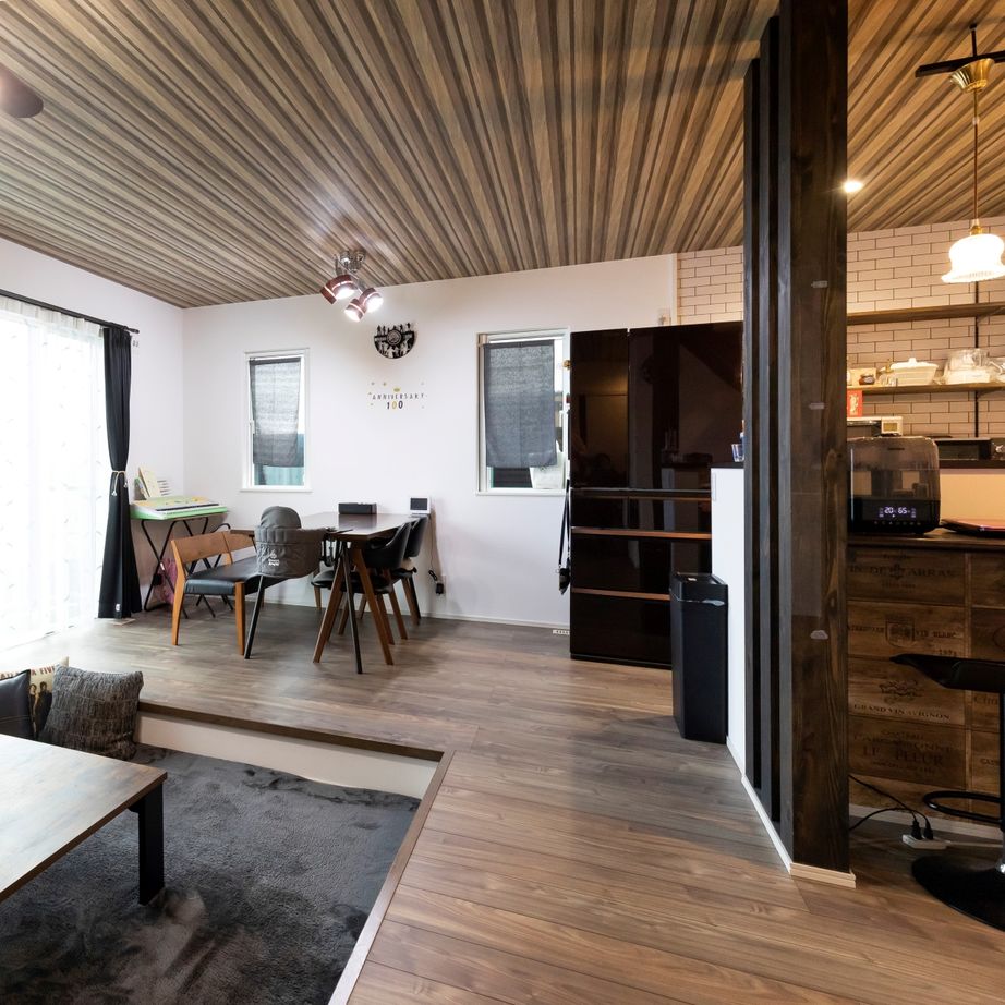 結城建設 【赤穂市】家族が集まる一段下がったピットリビングの家。カッコいいデザインに家事ラク動線で心地よいの建築実例画像3