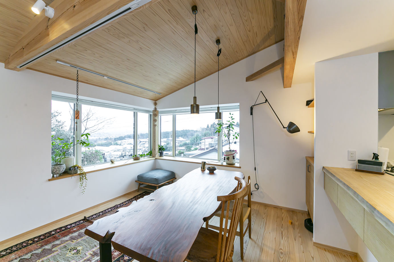 みのり建築舎 借景を望む出窓ベンチとコーナー出窓。そして薪ストーブの暖かさに癒される2階リビングの家の建築実例画像2