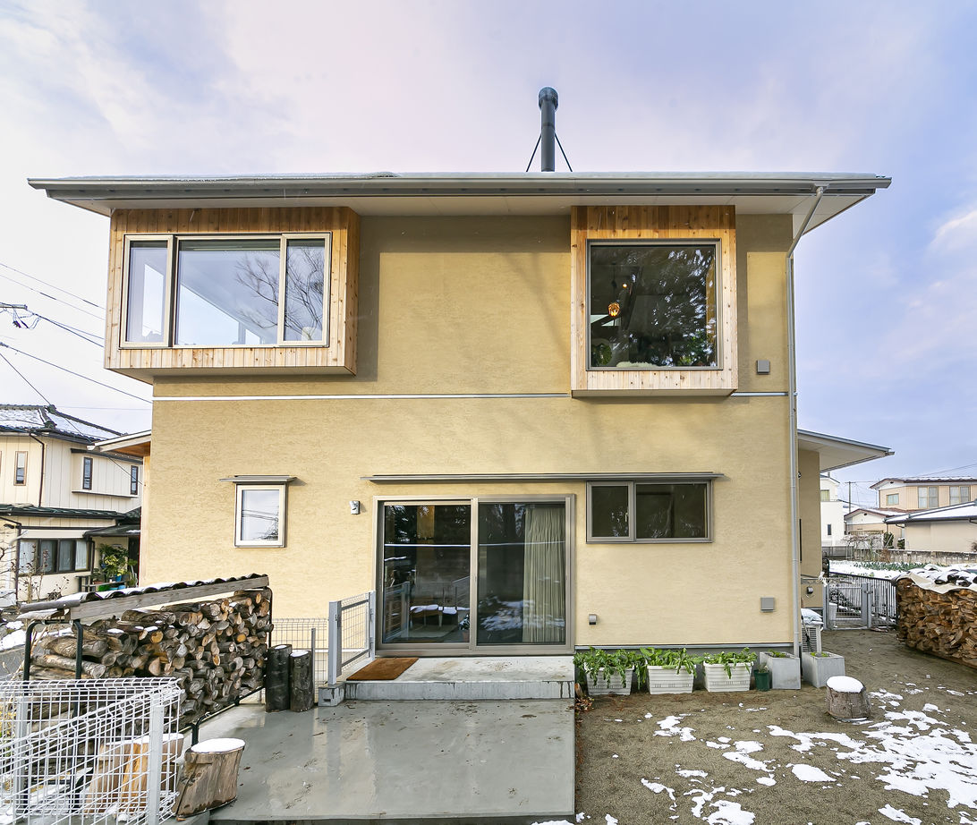 みのり建築舎 借景を望む出窓ベンチとコーナー出窓。そして薪ストーブの暖かさに癒される2階リビングの家の建築実例画像4