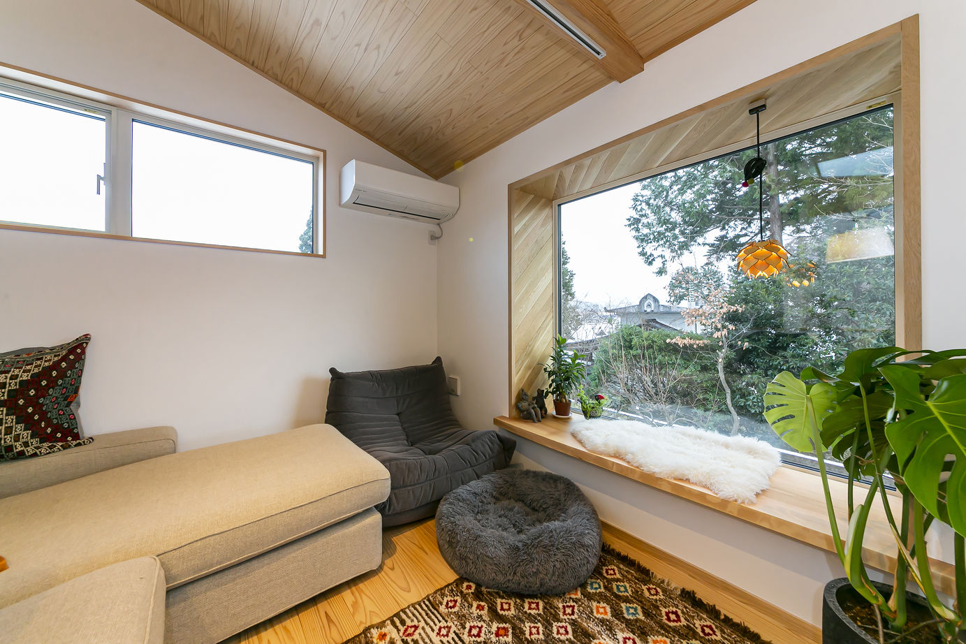 みのり建築舎 借景を望む出窓ベンチとコーナー出窓。そして薪ストーブの暖かさに癒される2階リビングの家の建築実例画像5