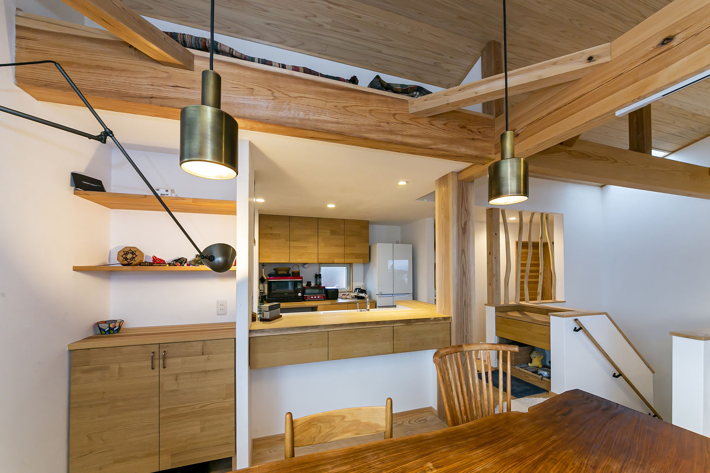 みのり建築舎 借景を望む出窓ベンチとコーナー出窓。そして薪ストーブの暖かさに癒される2階リビングの家の建築実例画像7