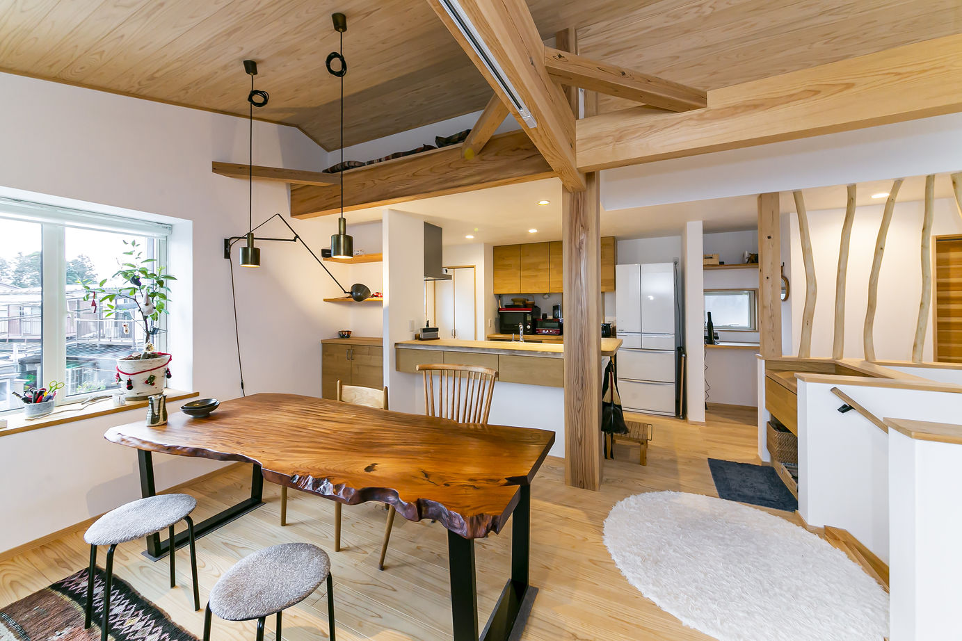 みのり建築舎 借景を望む出窓ベンチとコーナー出窓。そして薪ストーブの暖かさに癒される2階リビングの家の建築実例画像8