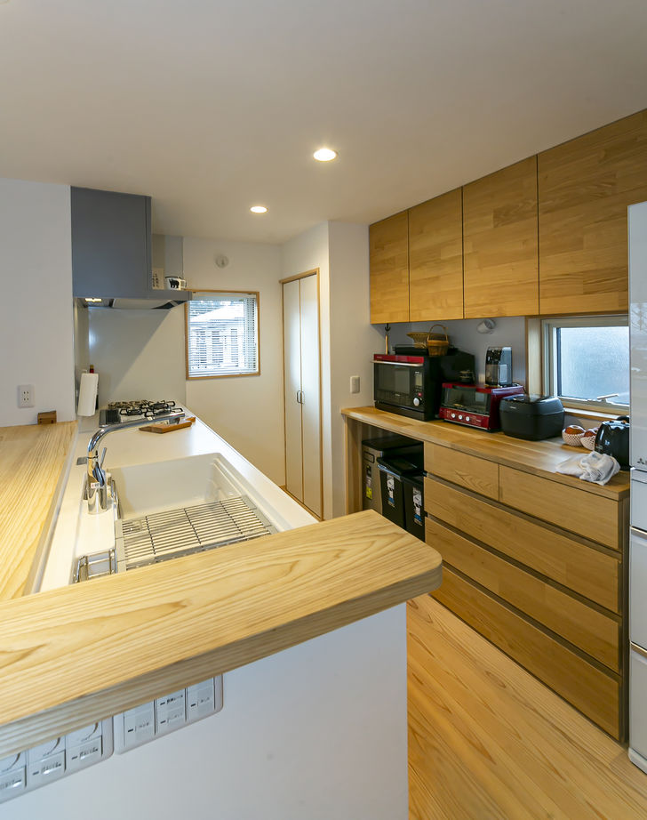 みのり建築舎 借景を望む出窓ベンチとコーナー出窓。そして薪ストーブの暖かさに癒される2階リビングの家の建築実例画像10