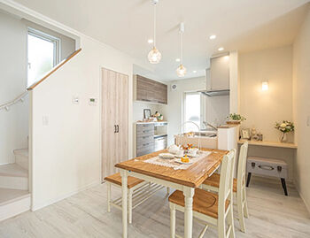 アイフルホーム/シリウスEHC 【2000万円～2499万円／32.5坪／4LDK】ウォークスルー土間収納を備えたシャビーシックなデザインの家の建築実例画像3