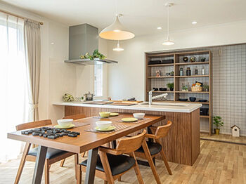 アイフルホーム/シリウスEHC 【2000万円～2499万円／29.4坪／3LDK】大きな魅せるパントリーのある、開放的なリビングの家の建築実例画像2