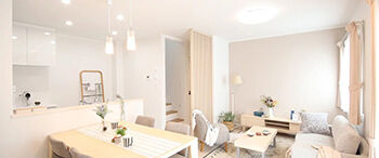 アイフルホーム/シリウスEHC 【1500万円～1999万円／30坪／3LDK】木のぬくもりたっぷり！北欧風ワントーンデザインの家の建築実例画像1