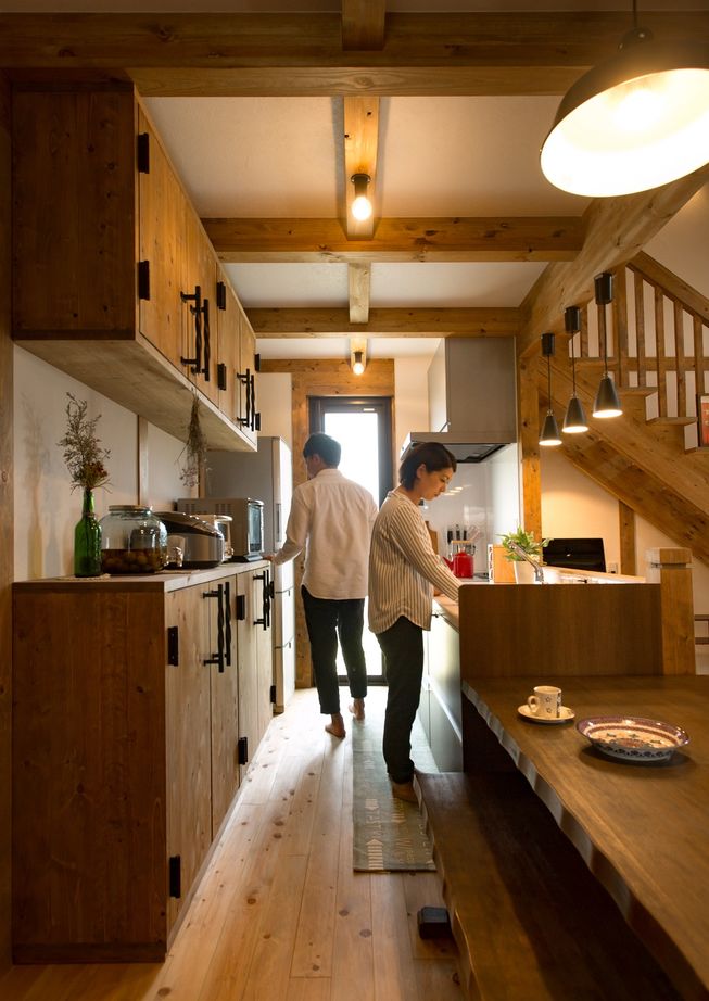 綿半林業 【1000万円台/ひのき】自然素材とたっぷり収納、家事ラク動線など、家族の希望を詰め込んだ下屋がある家の建築実例画像2